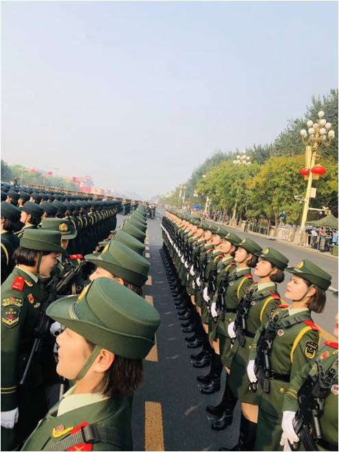參加新中國70周年閱兵女兵方隊李玲玲同學載譽返校