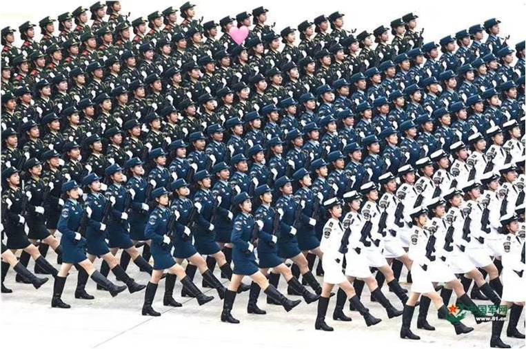 參加新中國70周年閱兵女兵方隊李玲玲同學載譽返校